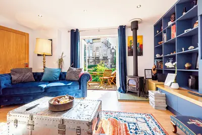 Image de Une belle maison de quatre chambres avec jardin et salle de cinéma!