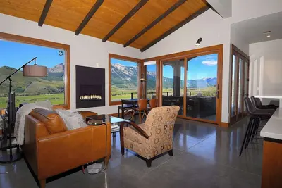 Image de Edge of Paradise, brand new 3bd\/2. 5ba, views!