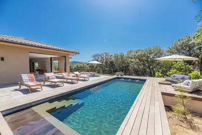 Image de Villa de luxe à 600m de la plage, au cœur du maquis. Piscine chauffée