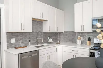 Image de Findlay Market Suite 6 – For 4!