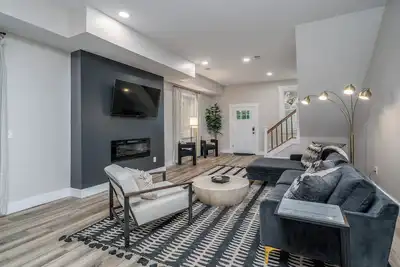 Lee Street Lodge | Minutes from Dt!