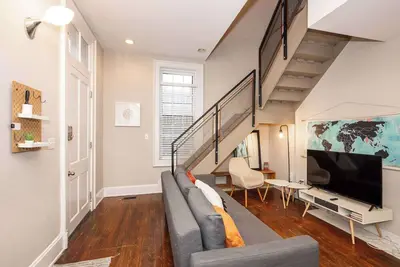 Image de Loft Life Pendleton 2 – Chic Downtown Condo for 4!