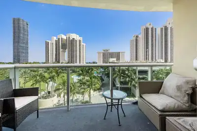 Image de Condo close to the Beach with Pool, Gym, Tennis | 2 Br, 6 Guests