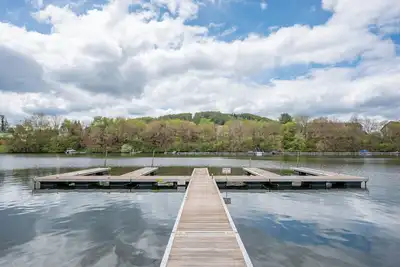 Image de New! Sweet Dreams: Lake Front, Hot Tub, Fire Pit, Fireplace!