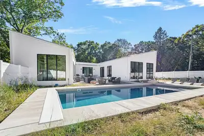 Image de Juniper Presents: Fab Vacay Home with Pool, Walk to Lake Michigan Beach