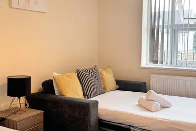 Stay Near Heathrow! Pristine, Convenient & Only 5 Mins to the Terminals