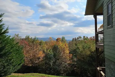 Image de Mountain Views All Year! Charming 3-Bed Cabin Just Minutes from Downtown