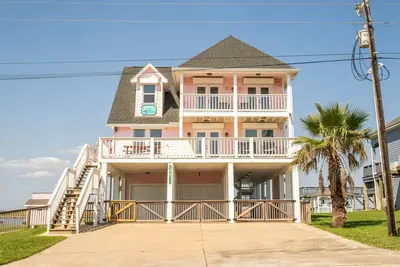 Image de Spacious 4 Bedroom Waterfront Home with Beach Views, Private Pier & Boat Slip!