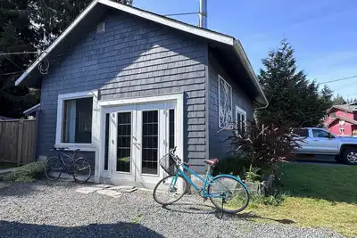 Image de Cozy Sea View Cottage, easy 2 min walk to the beach!