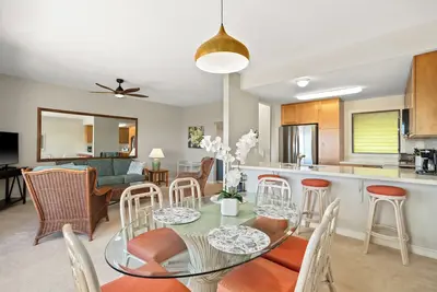 Image de New! Bright, Airy 2br Split-Level Condo w/Spacious Layout & Stunning Ocean Views