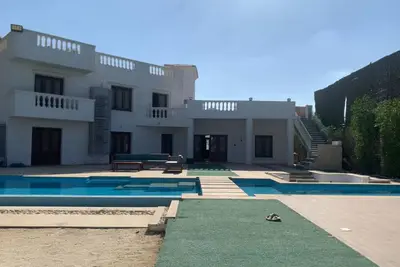 Image de 4-bedroom villa in 6th October with big garden & pool suitable for occassions