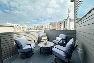 Image de SoKno Townhome, Dt and Stadium Walkable, Rooftop Patio