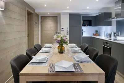 Image de Wifi, à 150m des pistes de ski, 1er étage, sauna, balcon, parking, télévision, 84m², Courchevel