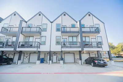 Image de Charming 3-Story Townhome in wonderful Waller with WiFi, Ac