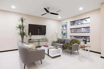 Image de Modern Townhome: Your Ideal Getaway in the City