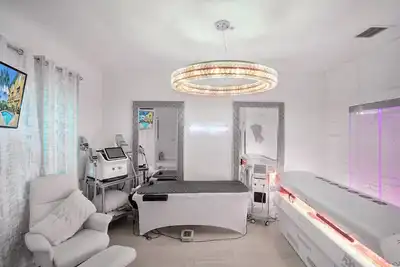 Image de Upscale Delray Escape: Anti-Aging Spa Home steps from Beach, NightLife & Dining!