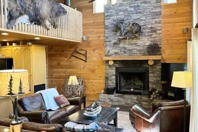 Image de Tranquility on the Bluff-Hot tub, fire pit, minutes from Dt Blue Ridge with a view