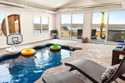 Image de 💙 Luxury 9 Bed Lake House/Private Indoor Pool/Huge Game Rm/Theatre Rm & Sauna!