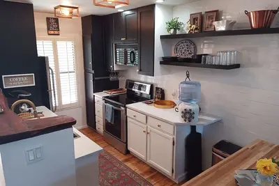 Image de Overlooking Amazing Pool, 2 King en suite Condo, location, location, location!