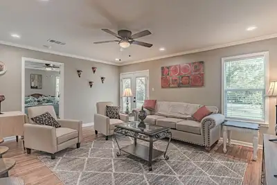 Image de Midterm 🏰 Pet Friendly 🐶 Back Yard 🌻 Close to Square 🍔 Free Parking 🚘WiFi 💻 Bbq🌭