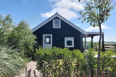 Image de Unique wooden cabin close to beach with private garden