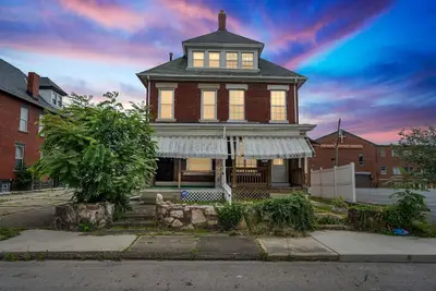 Image de New! Cozy Renovated 19th Century Home, 5 Min to Osu! (3-Bedroom Home) by Paula