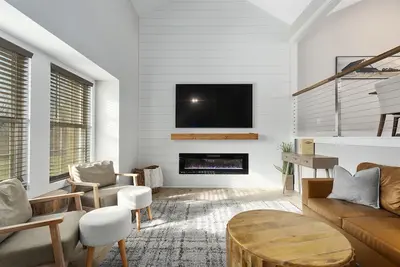 Image de Picture perfect modern farmhouse getaway on enchanting 7 acres in Holt