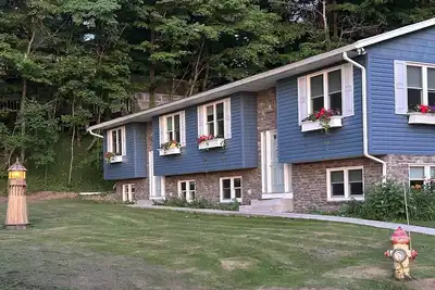 Image de Renovated Family Lake House - 50' from Lake Erie shore - no cliff