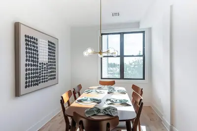 Image de Luxe 4-bedroom house in charming Jersey City, next to Lightrail into Nyc