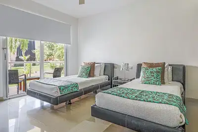 Image de Luxury studio with pool access, modern amenities, and steps to vibrant beach