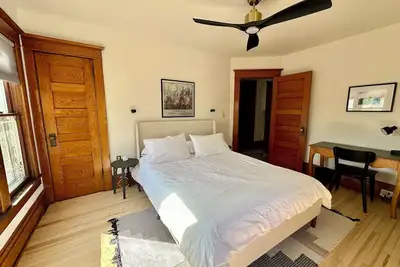 Image de Charming 4-bedroom 2. 5 bathroom Queen Anne home in heart of Viroqua.