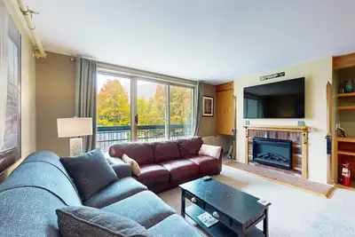 Image de Ski-in/ski-out condo w/ mountain views, balcony, wifi, Tv, pool