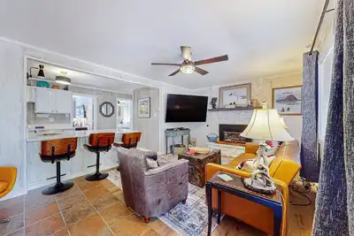 Image de Comfortable condo with two balconies, resort access, and gas fireplace!