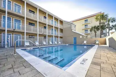 Image de Book Now — Gulf Front + Pool Access