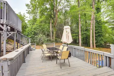 Image de Deck & Game Room: Family Home in Stockbridge!