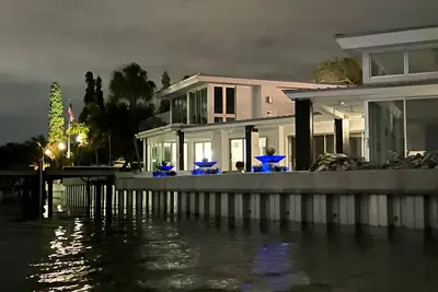 Image de Unmatched Waterfront Contemporary home with Unbelievable Views.