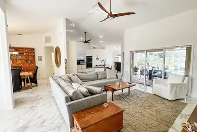 Image de 3-bedroom pool house on manatee-filled canal. Byob: Bring your own boat
