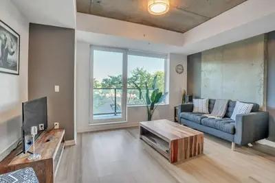 Image de Chic Urban 1br Apt with Balcony and Skyline Views