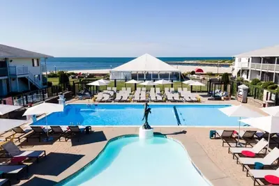 Image de Refreshing Retreat: 2 Queens, Red Jacket, Pool Views, Close to Pier