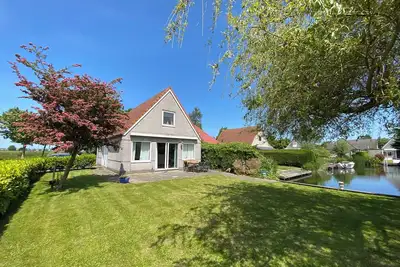 Image de Friesenhuisje directly on the Ijsselmeer with three bedrooms for 6 people