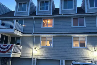 Image de Location location location - renovated 2-bedroom condo on Long Sands Beach