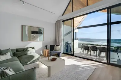 Image de 202Espy: Riva~Sleeps 8~Brand new luxury beachfront