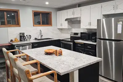 Image de Very spacious 3 bedroom 1 bathroom basement suite.