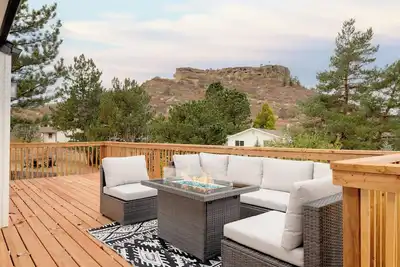 Image de Updated & Spacious 5-bedroom house with Views of the Rock and Mountains