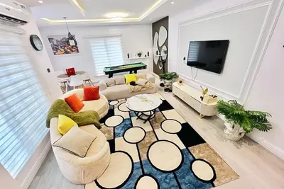 3br Stylish and Sleek Haven