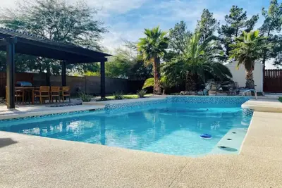 Image de 9 mins to Strip w Pool, Basketball, Firepit & Games