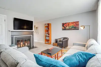 Image de Walk to Main St Hendersonville: Chic Home w/ Yard
