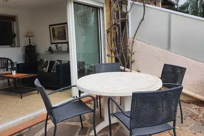 Image de F2-2 personnes, terrasse, jardin, vue dégagée vers la mer