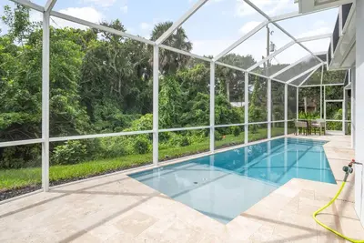 Image de 3 Br, 3 baths home: Heated pool and Walk to the beach. Sleeps 10!