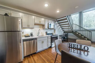 Image de Bright & Cozy Loft w/ Free Parking | Downtown